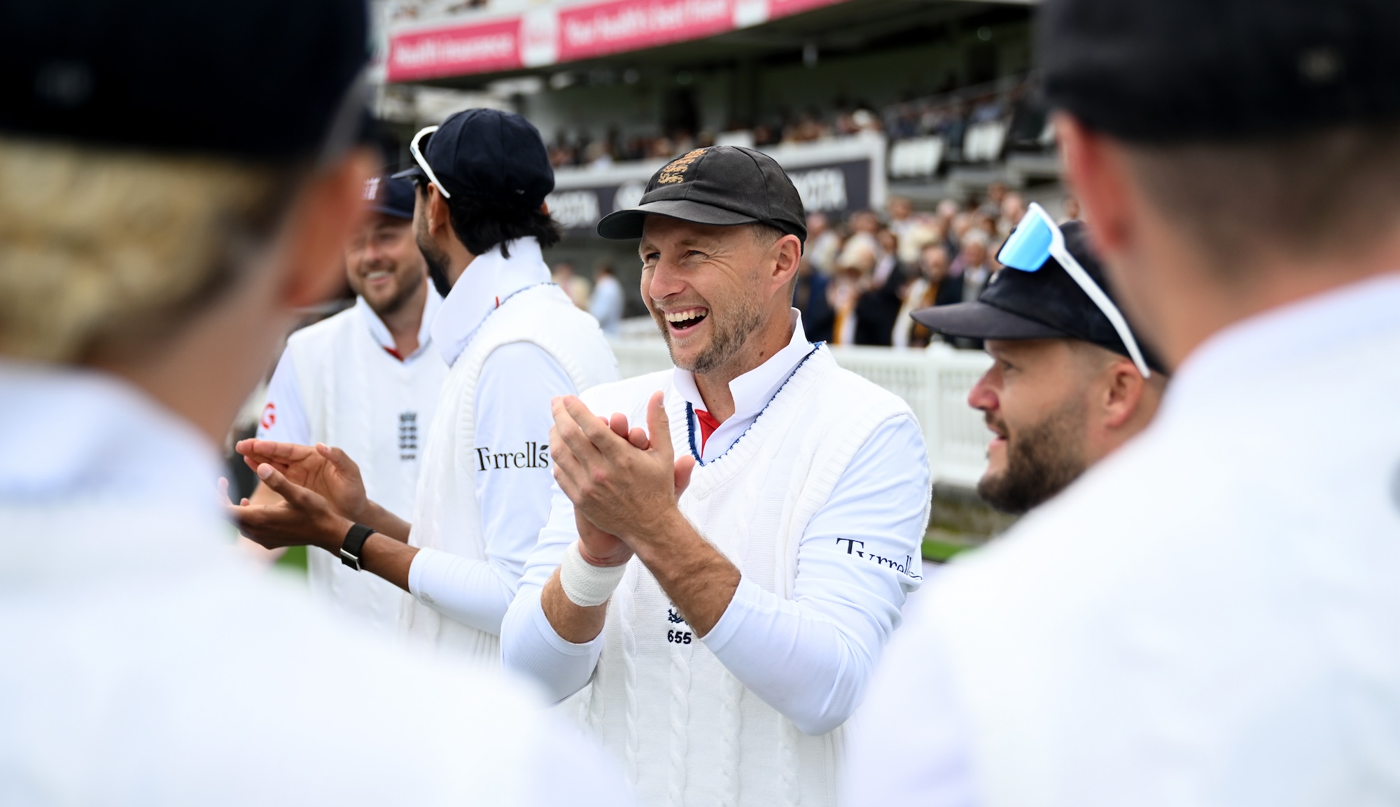 England eye control after late twist as Pakistan target Lord’s response in series decider mood